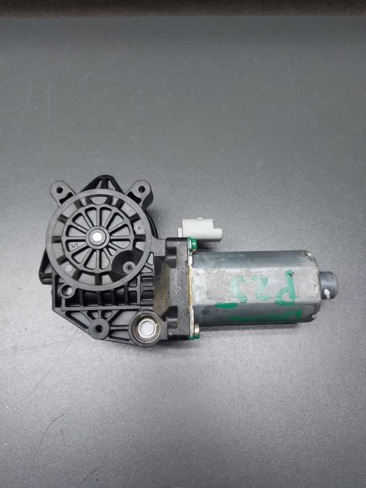 Motorek stahování okna levý přední Citroen Berlingo Peugeot Partner II do 2008 0130821763