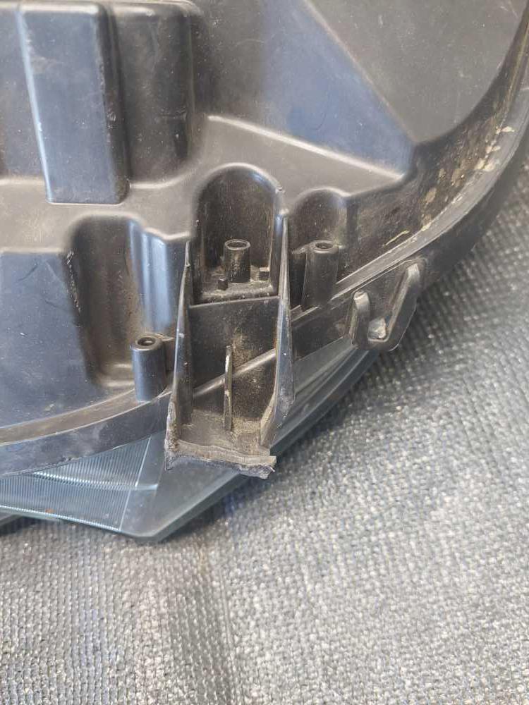 Světlo pravé přední Peugeot Boxer / Citroen Jumper / Fiat Ducato 1375097080 ulomené držáky