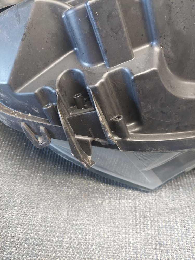 Světlo levé přední Peugeot Boxer / Citroen Jumper / Fiat Ducato 1375097080 ulomené držáky