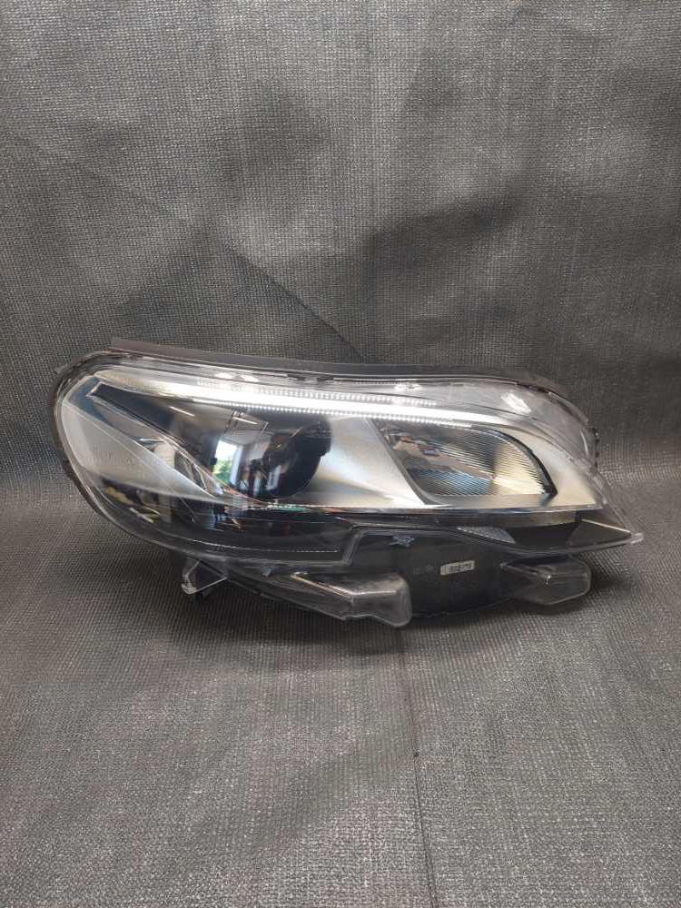 Světlo pravé přední bixenon Peugeot Expert / Traveller 9808235780 ulomené držáky viz foto