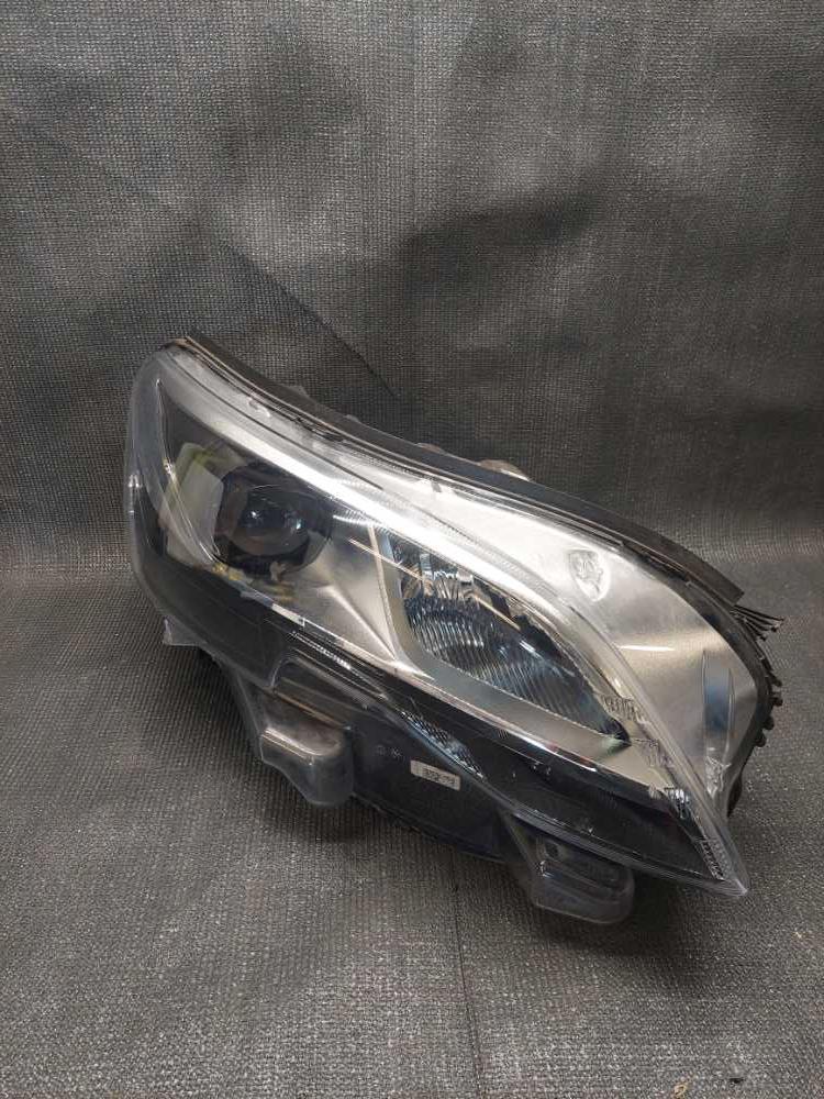 Světlo pravé přední bixenon Peugeot Expert / Traveller 9808235780 ulomené držáky viz foto