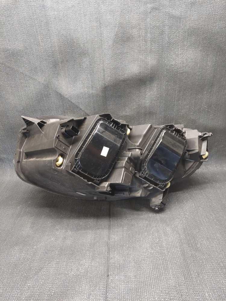 Světlo pravé přední bixenon Peugeot Expert / Traveller 9808235780 ulomené držáky viz foto