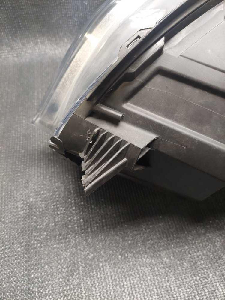 Světlo pravé přední bixenon Peugeot Expert / Traveller 9808235780 ulomené držáky viz foto