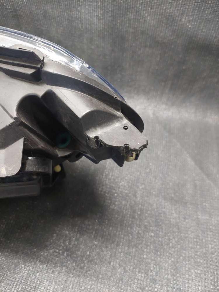 Světlo pravé přední bixenon Peugeot Expert / Traveller 9808235780 ulomené držáky viz foto