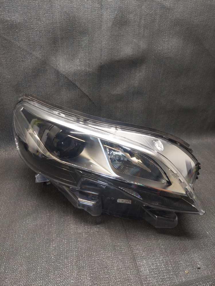 Světlo pravé přední bixenon Peugeot Expert / Traveller 1616143880 ulomený držák viz foto