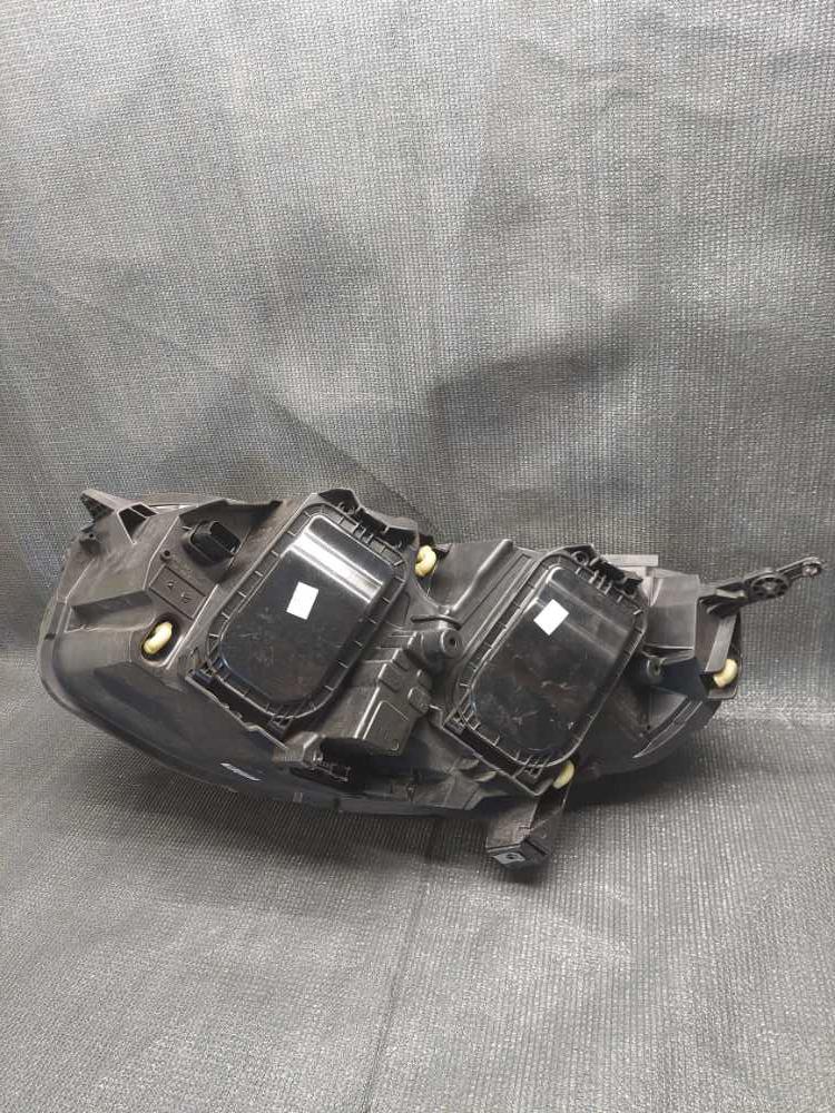 Světlo pravé přední bixenon Peugeot Expert / Traveller 1616143880 ulomený držák viz foto