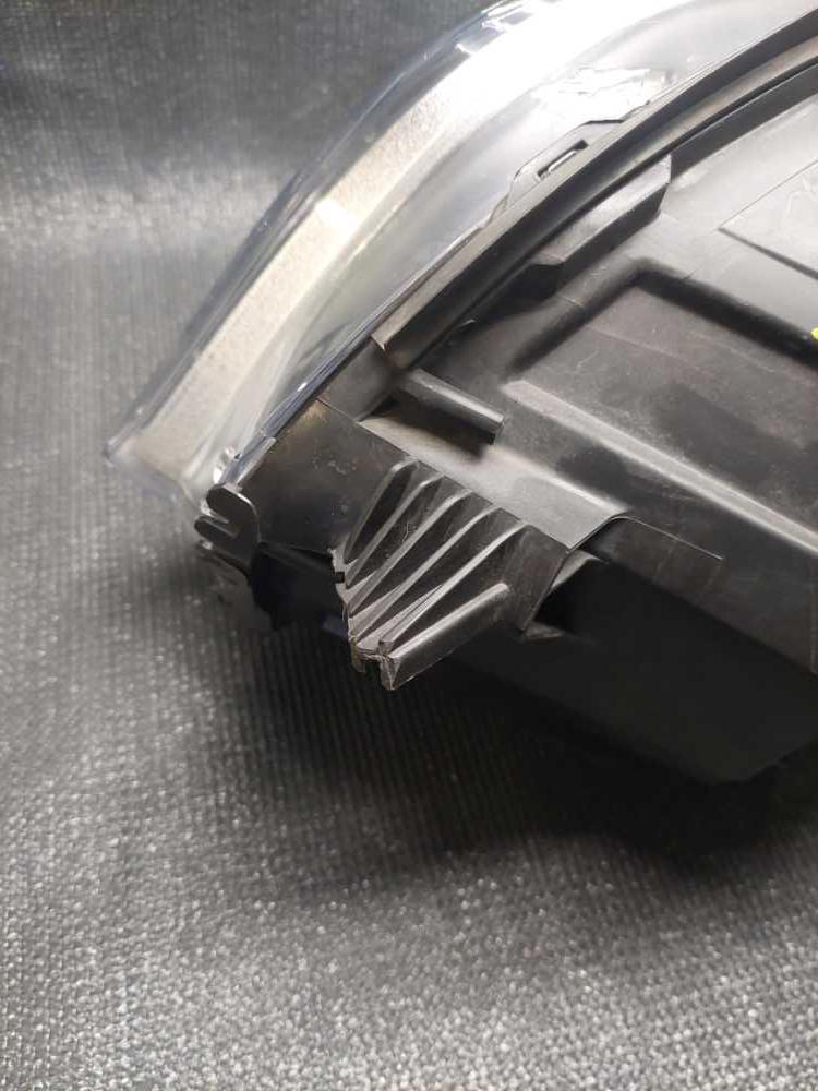 Světlo pravé přední bixenon Peugeot Expert / Traveller 1616143880 ulomený držák viz foto