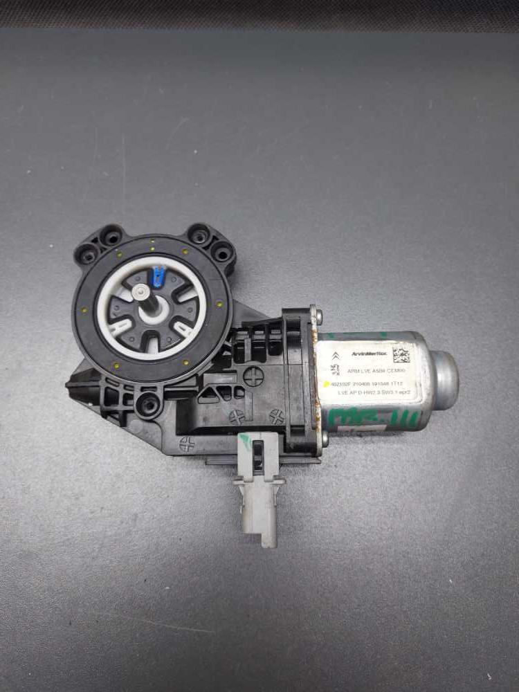 Motorek stahování okna pravý přední Peugeot Partner Citroen Berlingo III od 2008 402102F