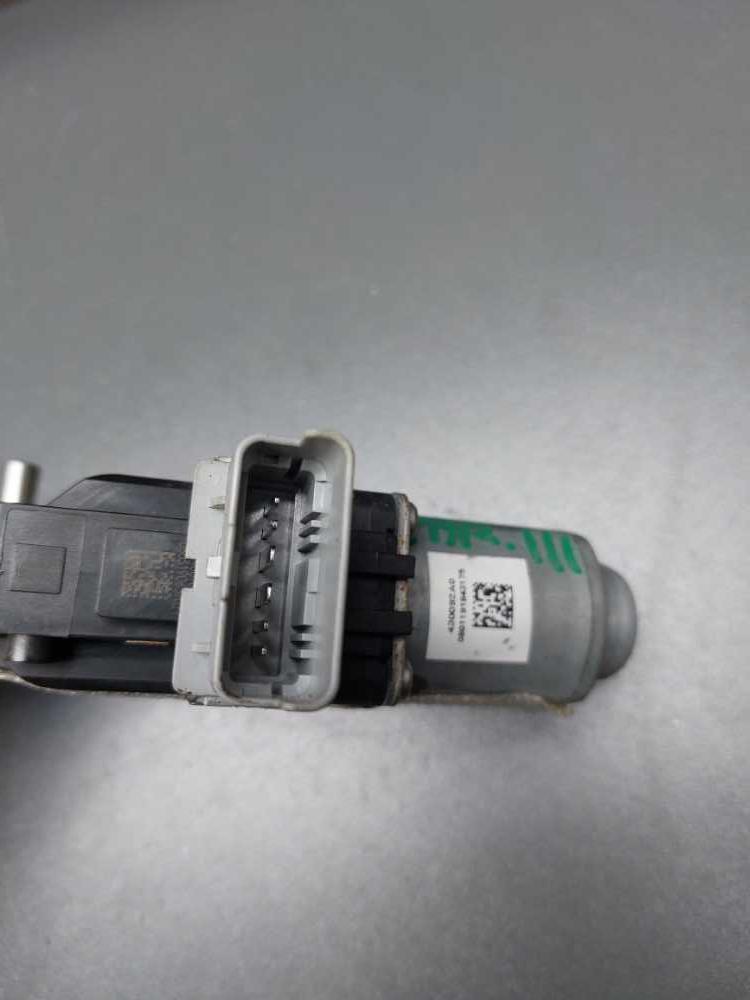 Motorek stahování okna pravý přední Peugeot Partner Citroen Berlingo III od 2008 402102F