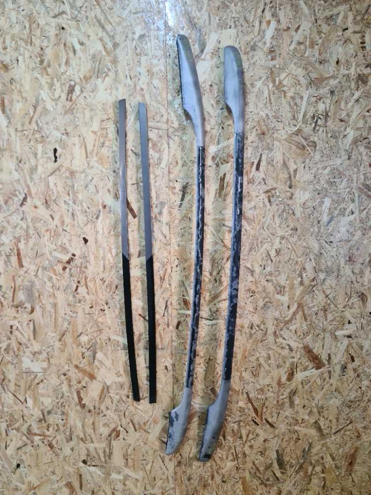 Střešní nosiče Peugeot 307 SW stříbrné 9641408580 9641409380 vada laku + střešní lišty