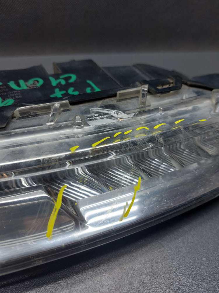 Světlo LED denní svícení pravé Citroen C4 Grand Picasso II 2013- 9676036480 89209021 poškozeno viz foto