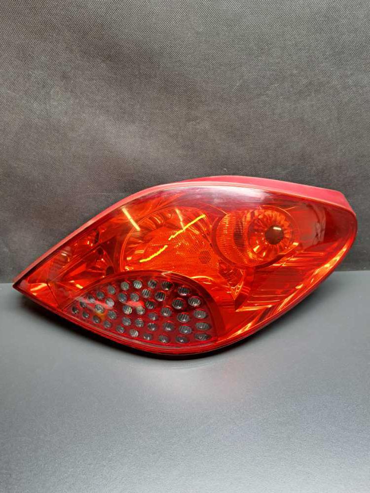 Světlo pravé zadní Peugeot 207 Před facelift CC / Kabriolet 9680179080 drobná prasklina viz foto