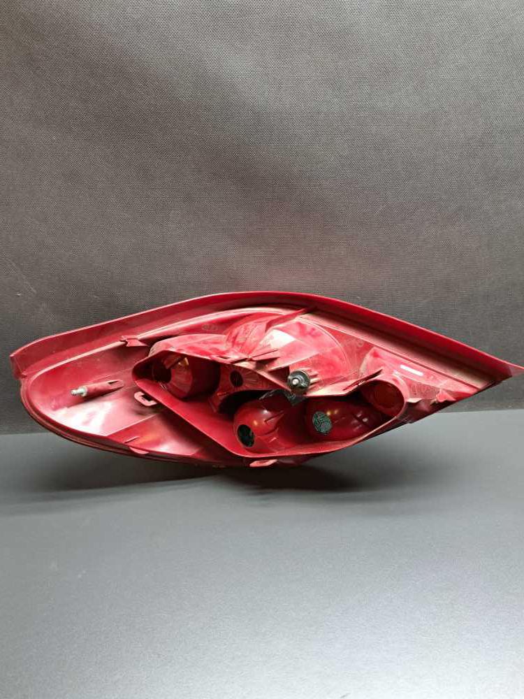 Světlo pravé zadní Peugeot 207 Před facelift CC / Kabriolet 9680179080 drobná prasklina viz foto