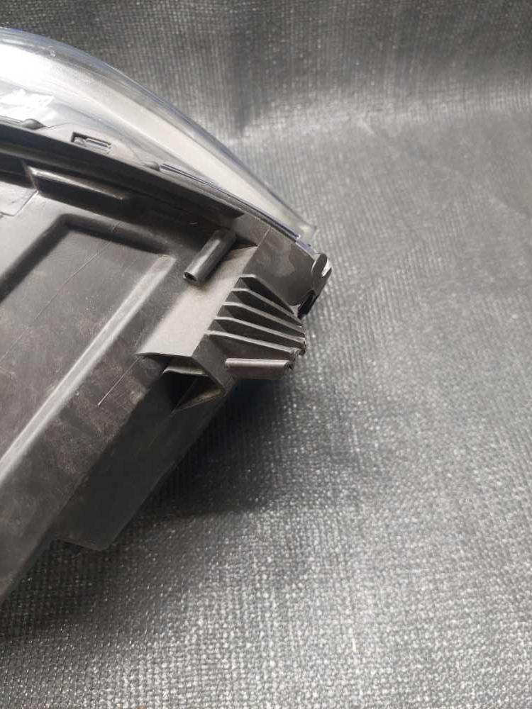 Světlo levé přední bixenon Peugeot Expert / Traveller 9808573580 ulomené držáky viz foto