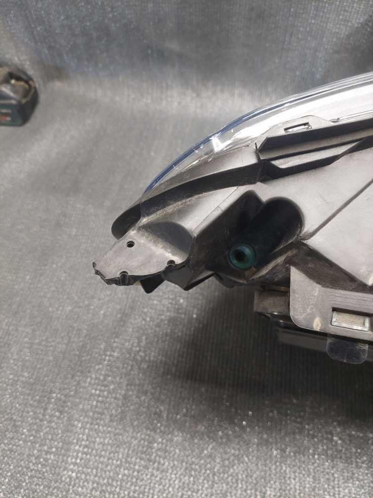 Světlo levé přední bixenon Peugeot Expert / Traveller 9808573580 ulomené držáky viz foto