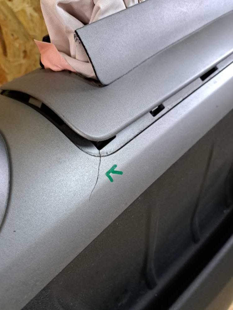 Palubní deska bez airbagu Citroen Berlingo Peugeot Partner III od 2008 prasklý kryt