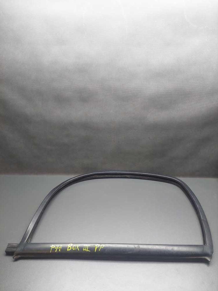 Těsnění okna pravých předních dveří Peugeot Boxer Citroen Jumper Fiat Ducato III od 2006