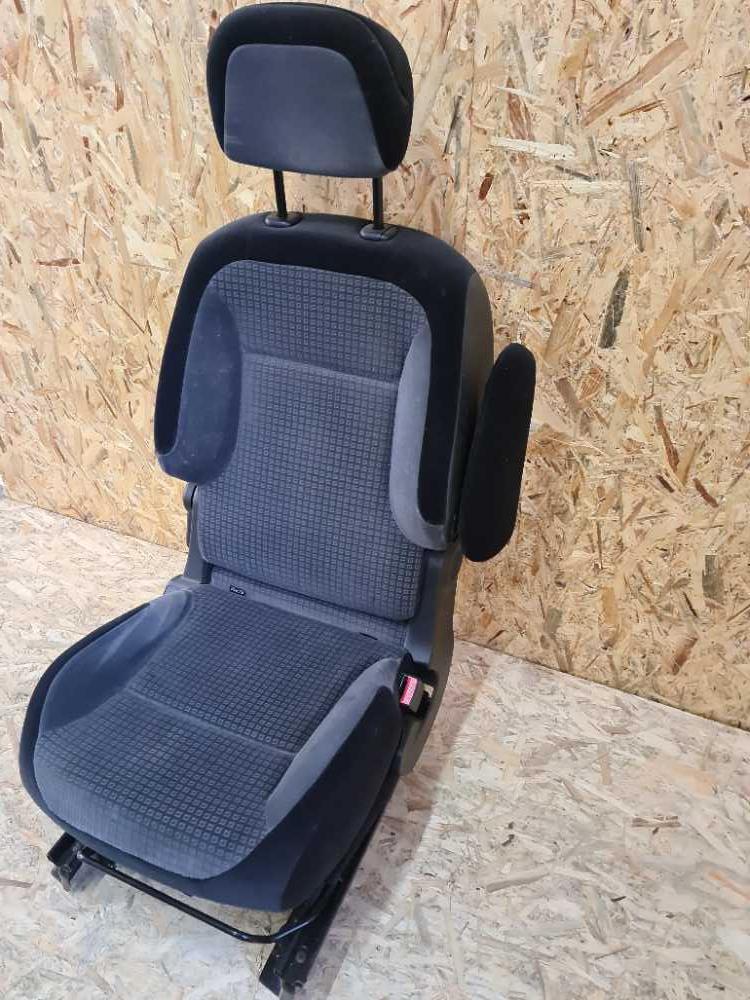 Sedadlo pravé přední Citroen Berlingo Peugeot Partner III od 2008 airbag lehce osezaná