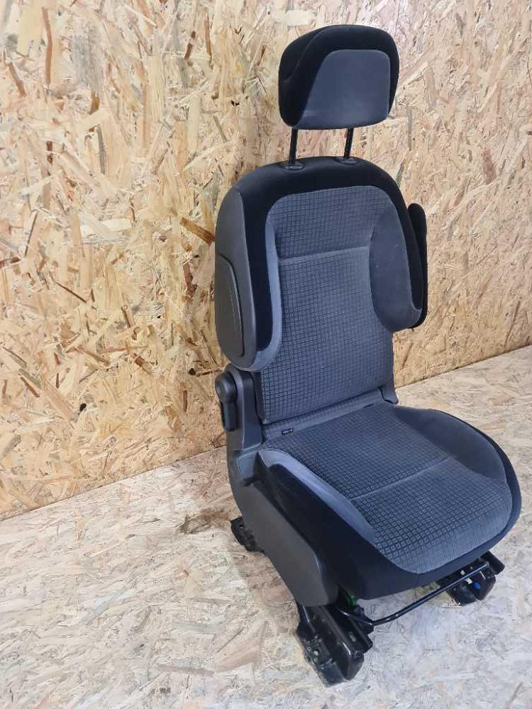 Sedadlo pravé přední Citroen Berlingo Peugeot Partner III od 2008 airbag lehce osezaná