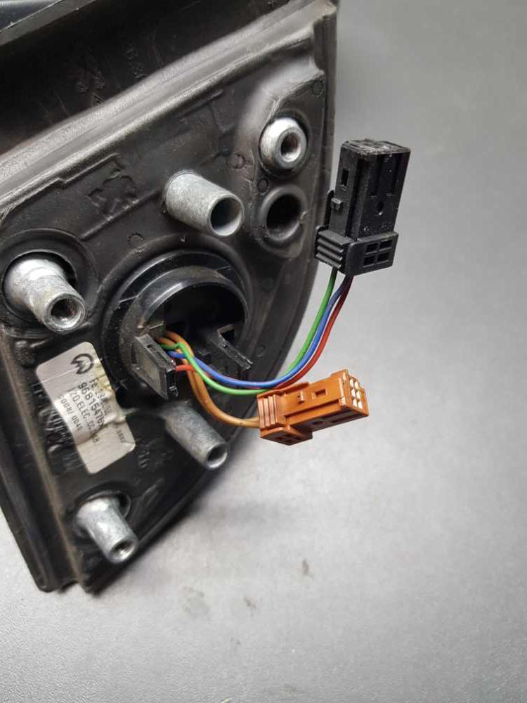 Zrcátko levé Citroen Berlingo Peugeot Partner III od 2008 nelakované prasklý kryt 5 pinů